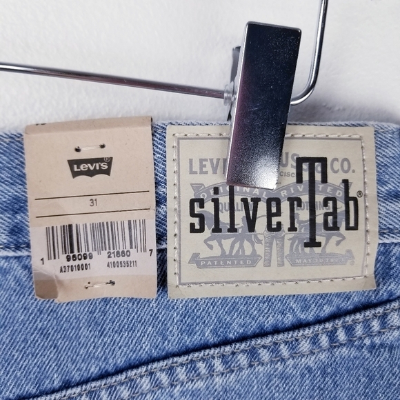 Levi's SilverTab A37010001 High-Waisted Mom Shorts NWT size 31 - Picture 5 of 10
